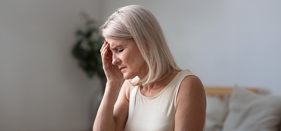 Hoofdpijn in de overgang: tips bij hormonale hoofdpijn