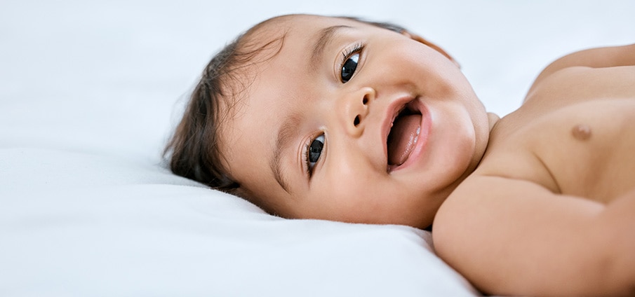 Doorkomende tandjes bij je baby: kenmerken en tips