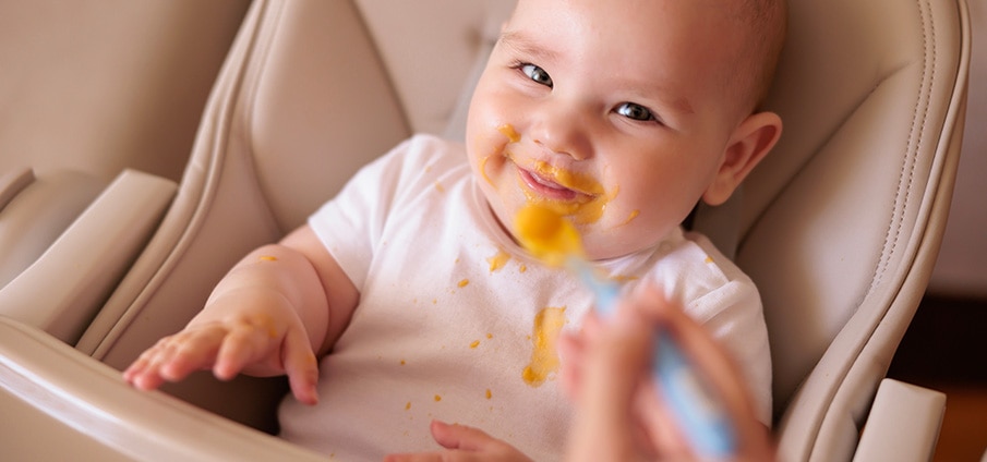 Het eerste fruithapje van je baby: zo pak je het aan