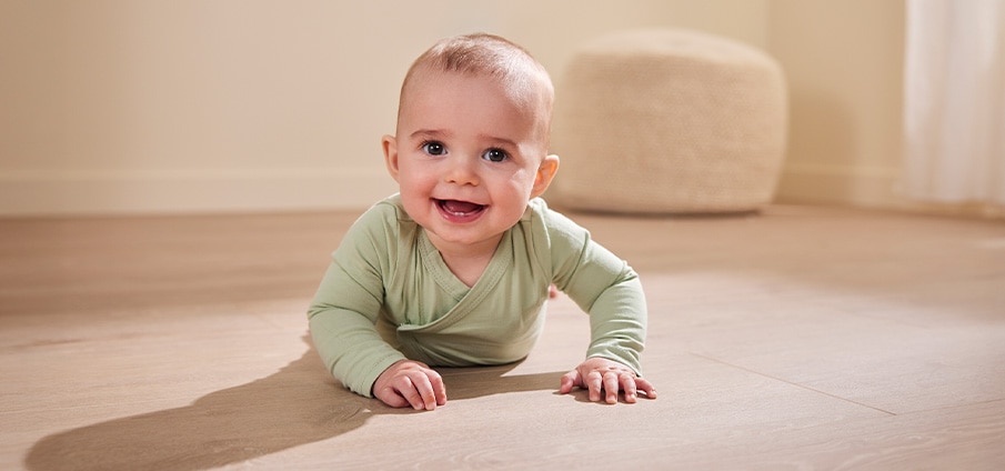 Wanneer gaat je baby kruipen? Ontwikkeling en tips