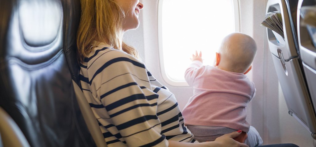 Vliegen met je baby: zo ga je zorgeloos op reis!