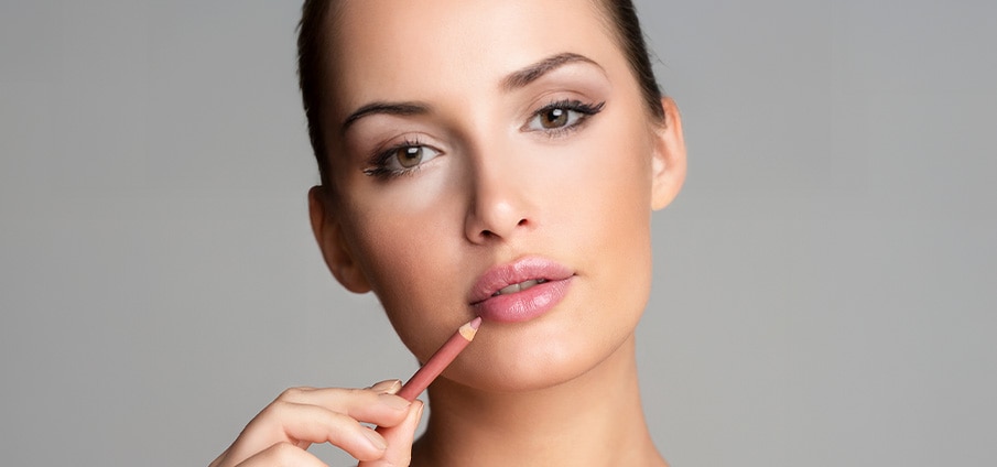 Lipliner aanbrengen: zo doe je dat! Onze tips en tricks Lipliner aanbrengen: zo doe je dat! Onze tips en tricks