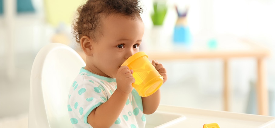 Drinkbeker voor je baby: welke zijn er en welke kies je?