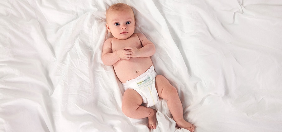Wanneer kan een baby omrollen? Tekenen en tips